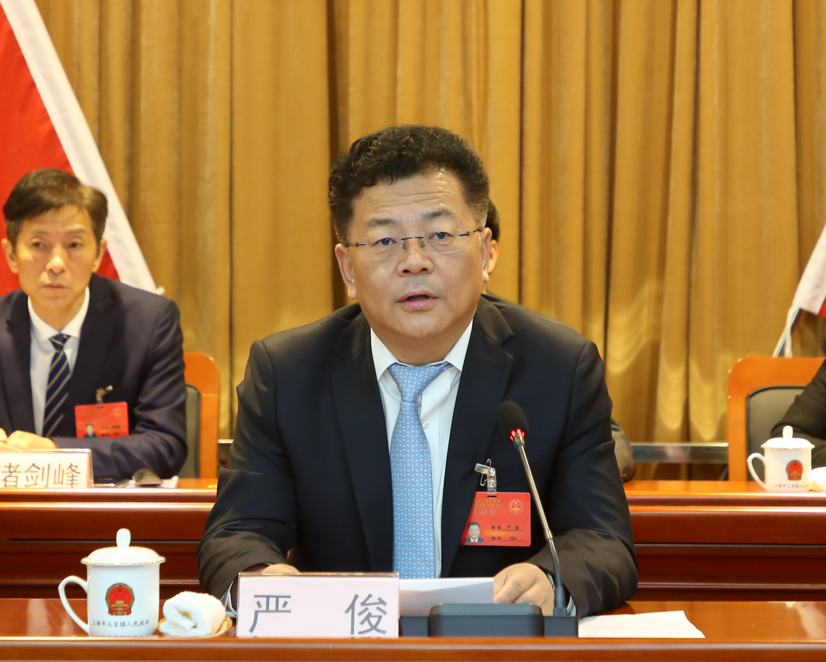 大会在庄严的国歌声中拉开序幕,七宝镇党委书记严俊主持大会开幕式.