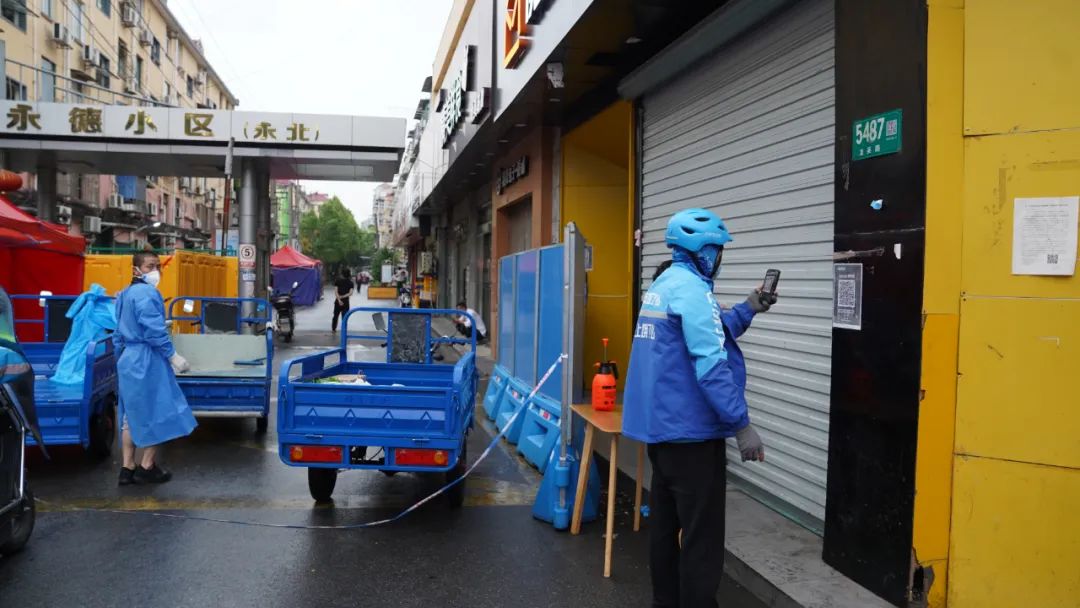 外卖小哥在第一个缓冲区扫场所码核实核酸信息.jpg