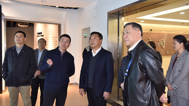 人大代表们实地考察上海航天技术研究院所属上海航天控制技术研究所