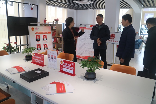 区人大常委会副主任姚计华赴新虹街道开展调研