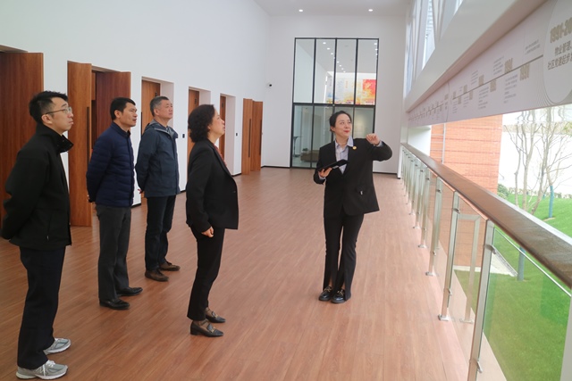 区人大常委会副主任姚计华赴新虹街道开展调研